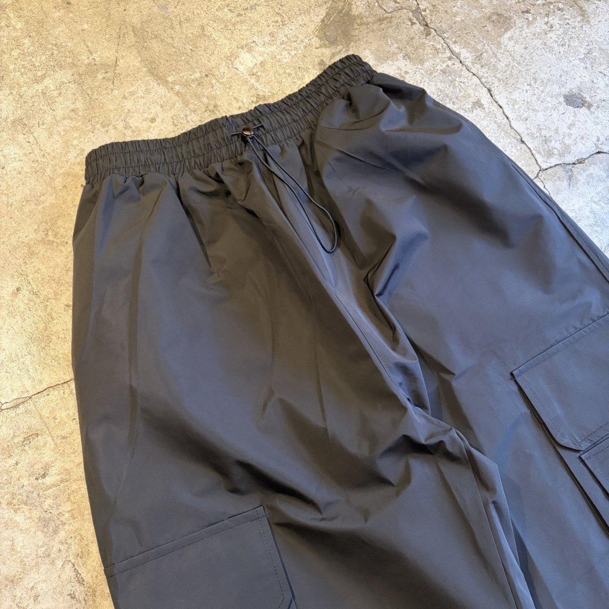 画像3: BLACK COLOR CARGO DESIGN WAIST DRAW CODE NYLON PANTS / FREE~W35 (3)