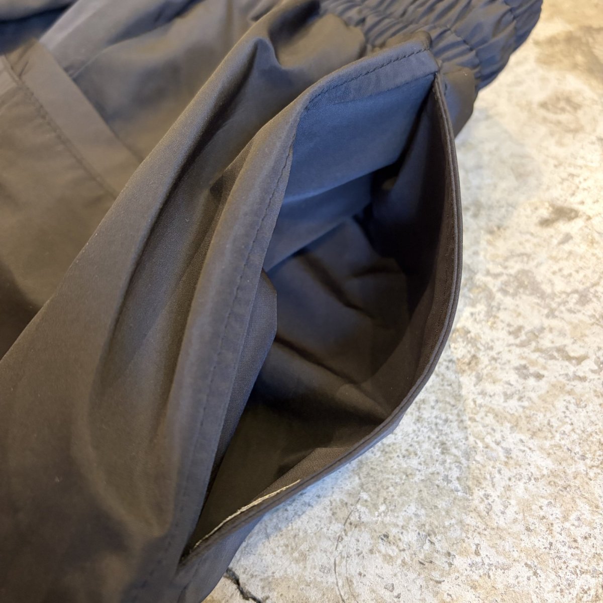 画像11: BLACK COLOR CARGO DESIGN WAIST DRAW CODE NYLON PANTS / FREE~W35 (11)