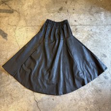 画像2: BLACK COLOR FAUX LEATHER ROUND DESIGN FLARE SKIRT / W25~W30 (2)