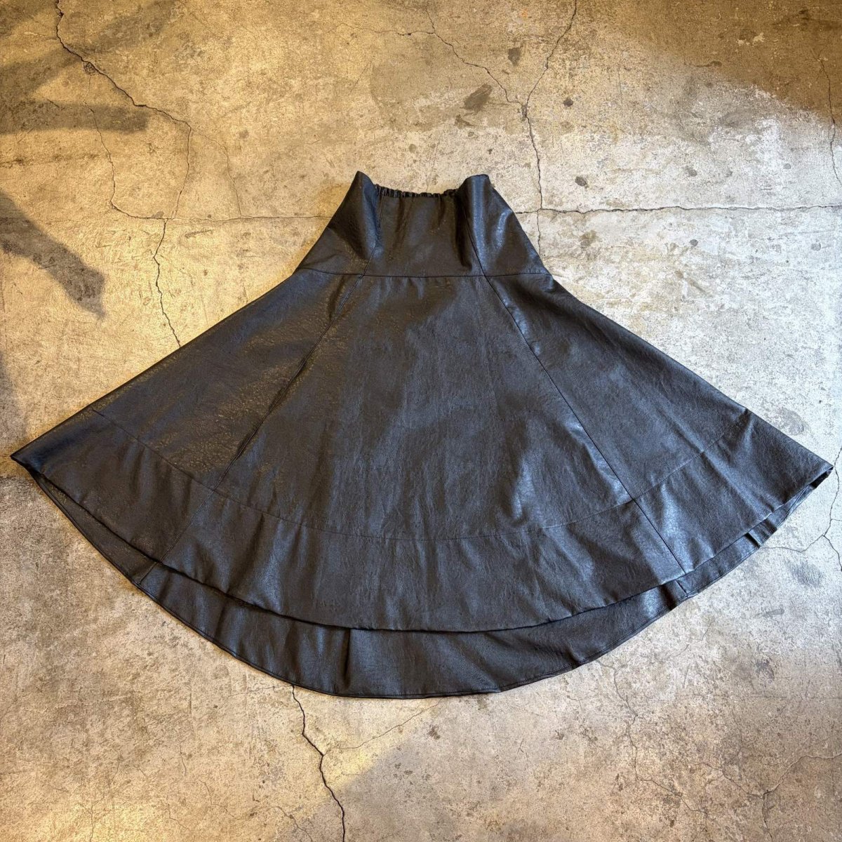 画像8: BLACK COLOR FAUX LEATHER ROUND DESIGN FLARE SKIRT / W25~W30 (8)