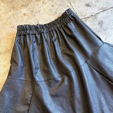 画像11: BLACK COLOR FAUX LEATHER ROUND DESIGN FLARE SKIRT / W25~W30 (11)