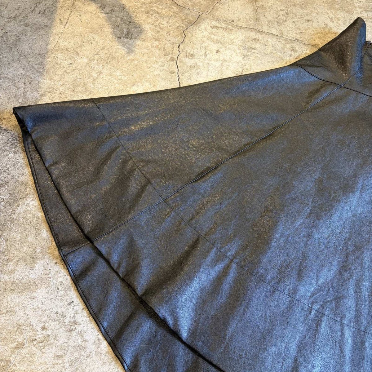 画像5: BLACK COLOR FAUX LEATHER ROUND DESIGN FLARE SKIRT / W25~W30 (5)
