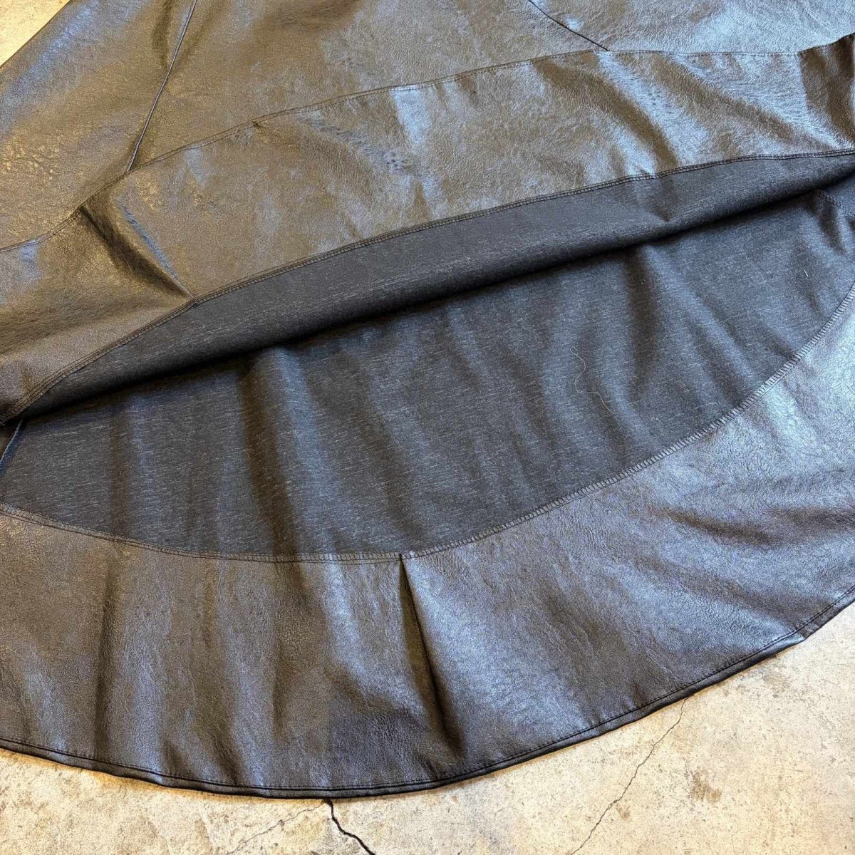 画像6: BLACK COLOR FAUX LEATHER ROUND DESIGN FLARE SKIRT / W25~W30 (6)