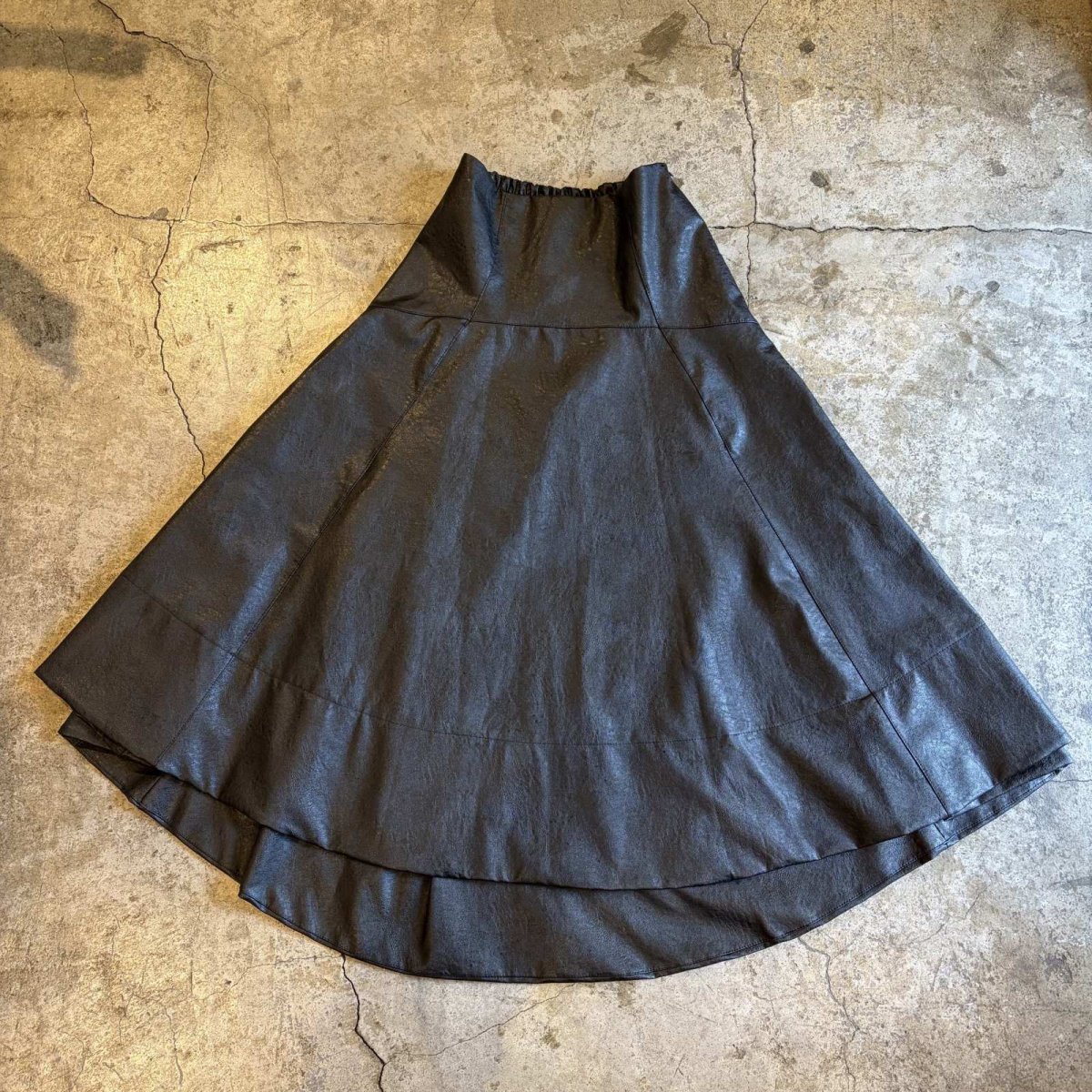 画像1: BLACK COLOR FAUX LEATHER ROUND DESIGN FLARE SKIRT / W25~W30 (1)