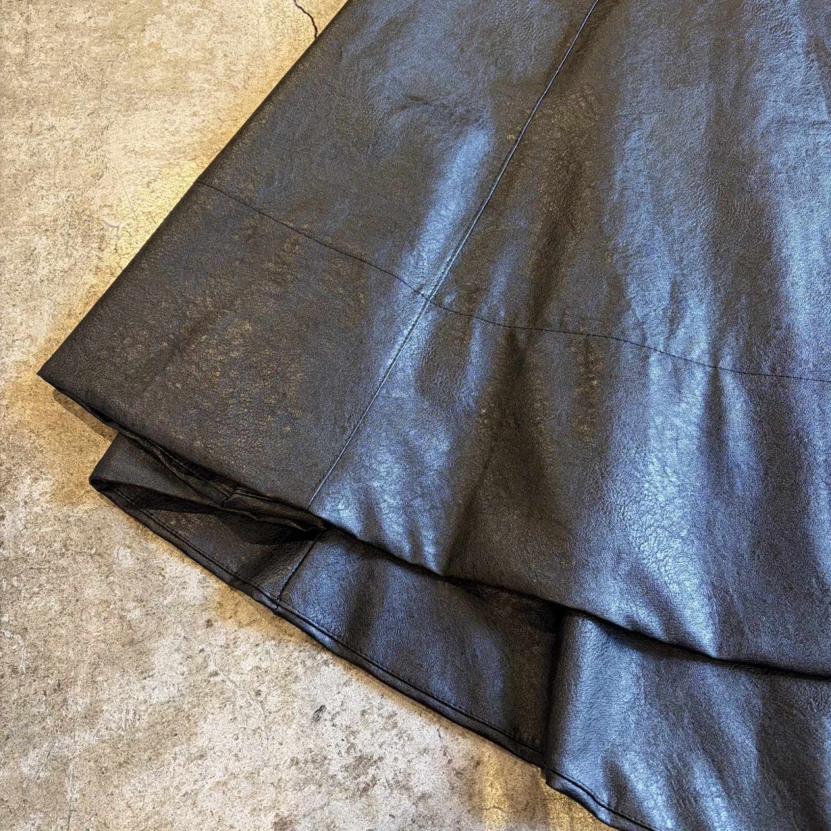画像4: BLACK COLOR FAUX LEATHER ROUND DESIGN FLARE SKIRT / W25~W30 (4)