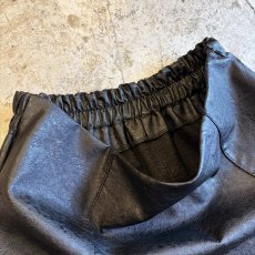 画像7: BLACK COLOR FAUX LEATHER ROUND DESIGN FLARE SKIRT / W25~W30 (7)