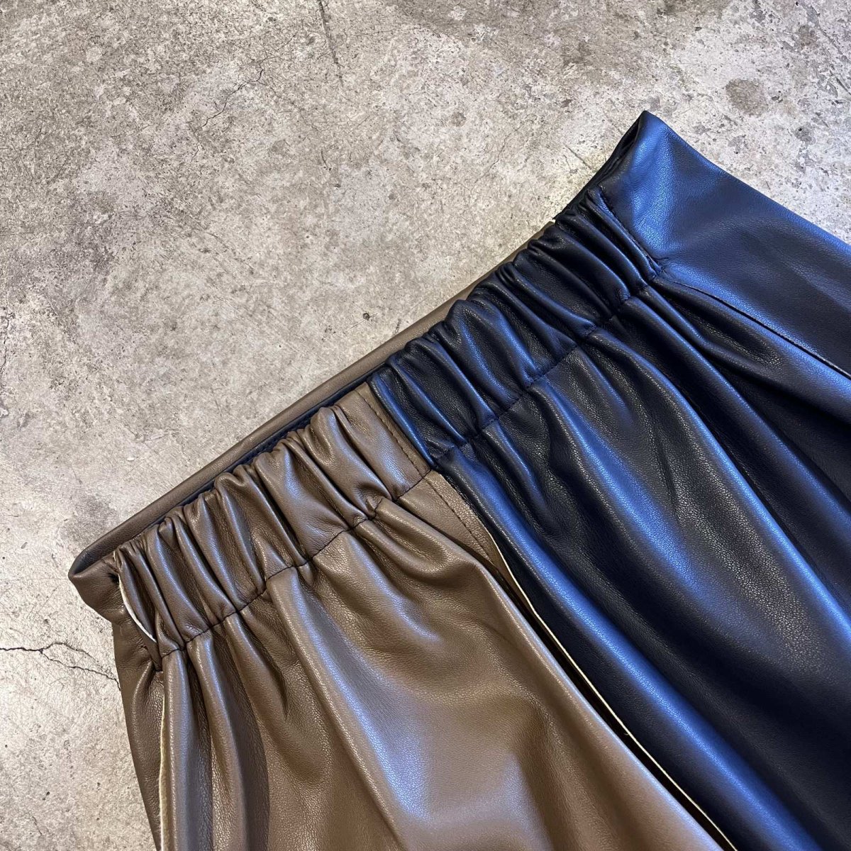 画像10: 3 COLOR DOCKING DESIGN FAUX LEATHER LONG SKIRT / W24~W30 (10)