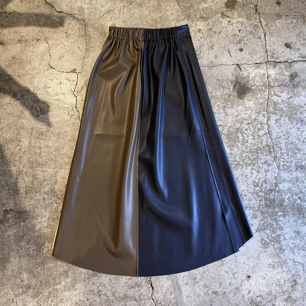画像2: 3 COLOR DOCKING DESIGN FAUX LEATHER LONG SKIRT / W24~W30 (2)