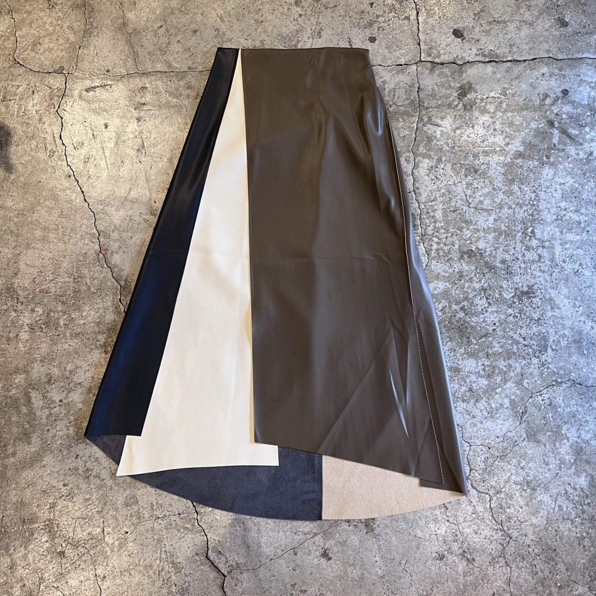 画像1: 3 COLOR DOCKING DESIGN FAUX LEATHER LONG SKIRT / W24~W30 (1)
