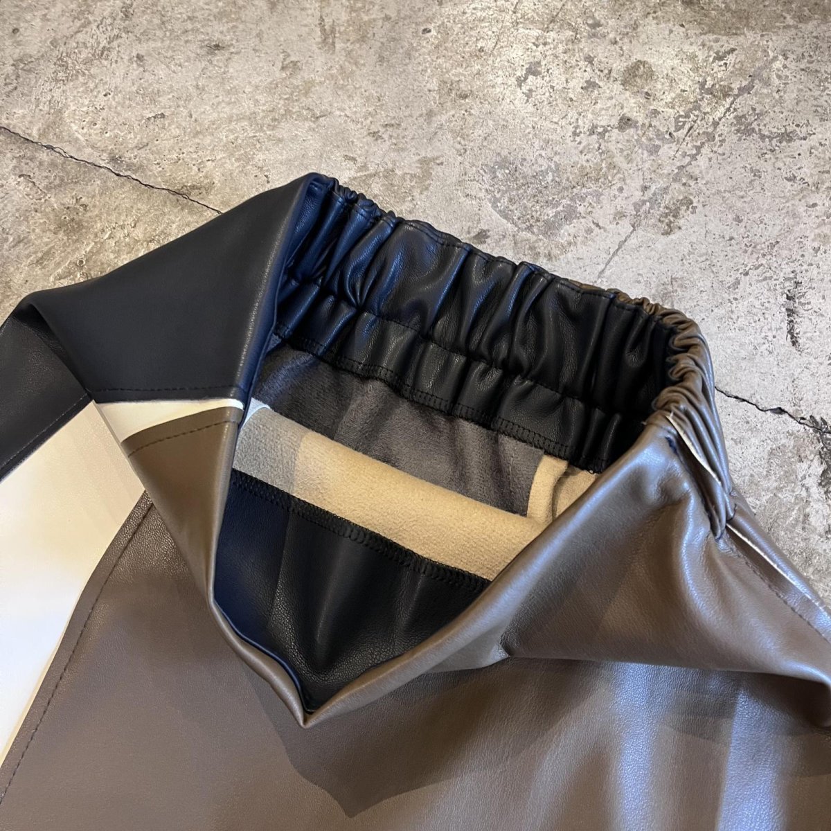 画像9: 3 COLOR DOCKING DESIGN FAUX LEATHER LONG SKIRT / W24~W30 (9)