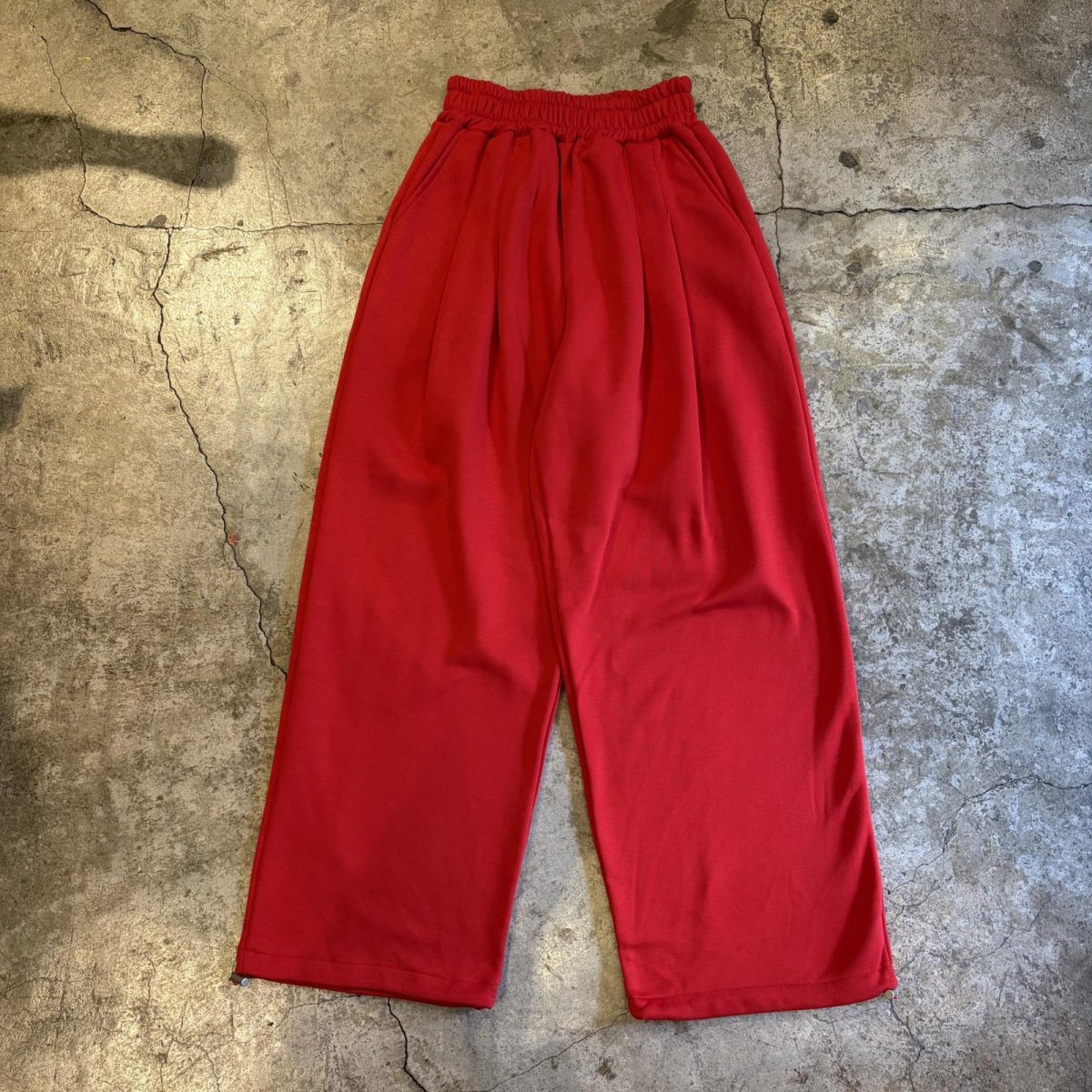 画像1: RED COLOR TUCK DESIGN SWEAT PANTS / W22~W34 (1)