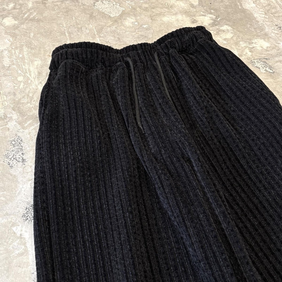 画像3: 【WONDERGROUND】RIB WIDE SILHOUETTE VELOUR PANTS / BLACK / OS (3)