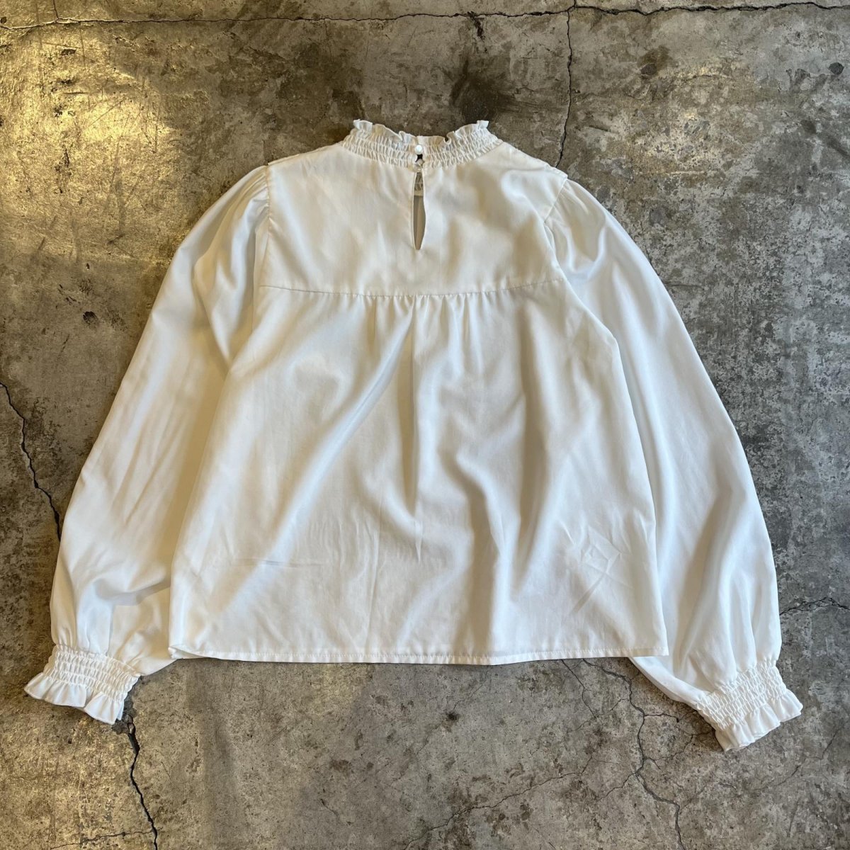 画像2: FLONT FRILL DESIGN VOLUME SLEEVE HALF NECK L/S TOPS / Ladies M (2)