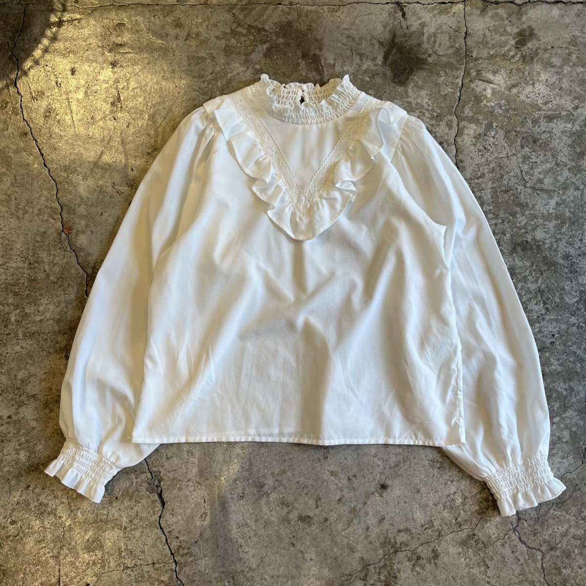 画像1: FLONT FRILL DESIGN VOLUME SLEEVE HALF NECK L/S TOPS / Ladies M (1)