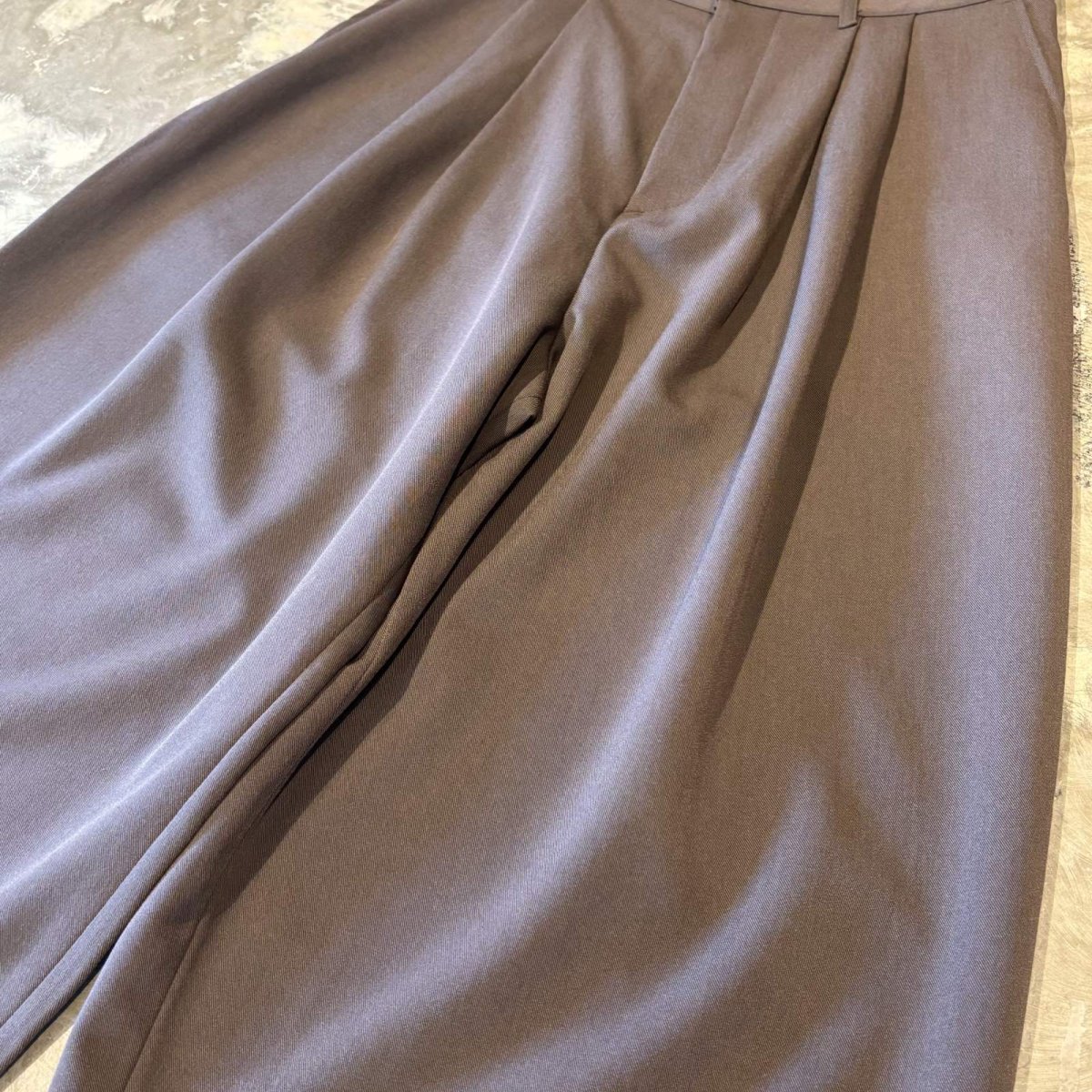 画像4: 【WONDERGROUND】2TUCK WIDE SILHOUETTE SLACKS / BROWN / OS (4)