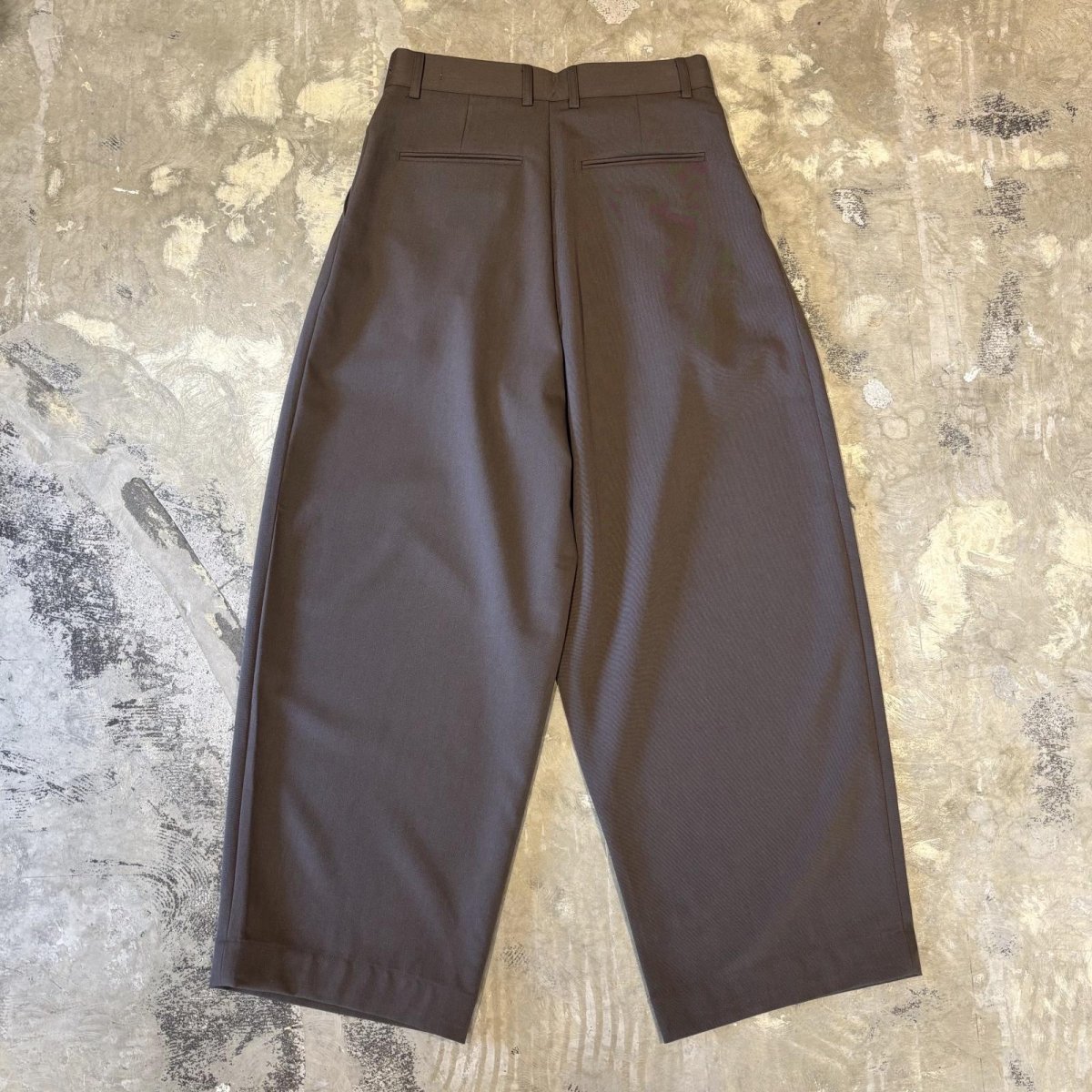 画像2: 【WONDERGROUND】2TUCK WIDE SILHOUETTE SLACKS / BROWN / OS (2)