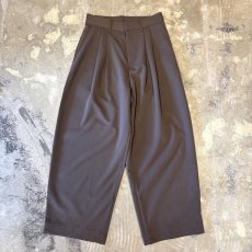 画像1: 【WONDERGROUND】2TUCK WIDE SILHOUETTE SLACKS / BROWN / OS (1)