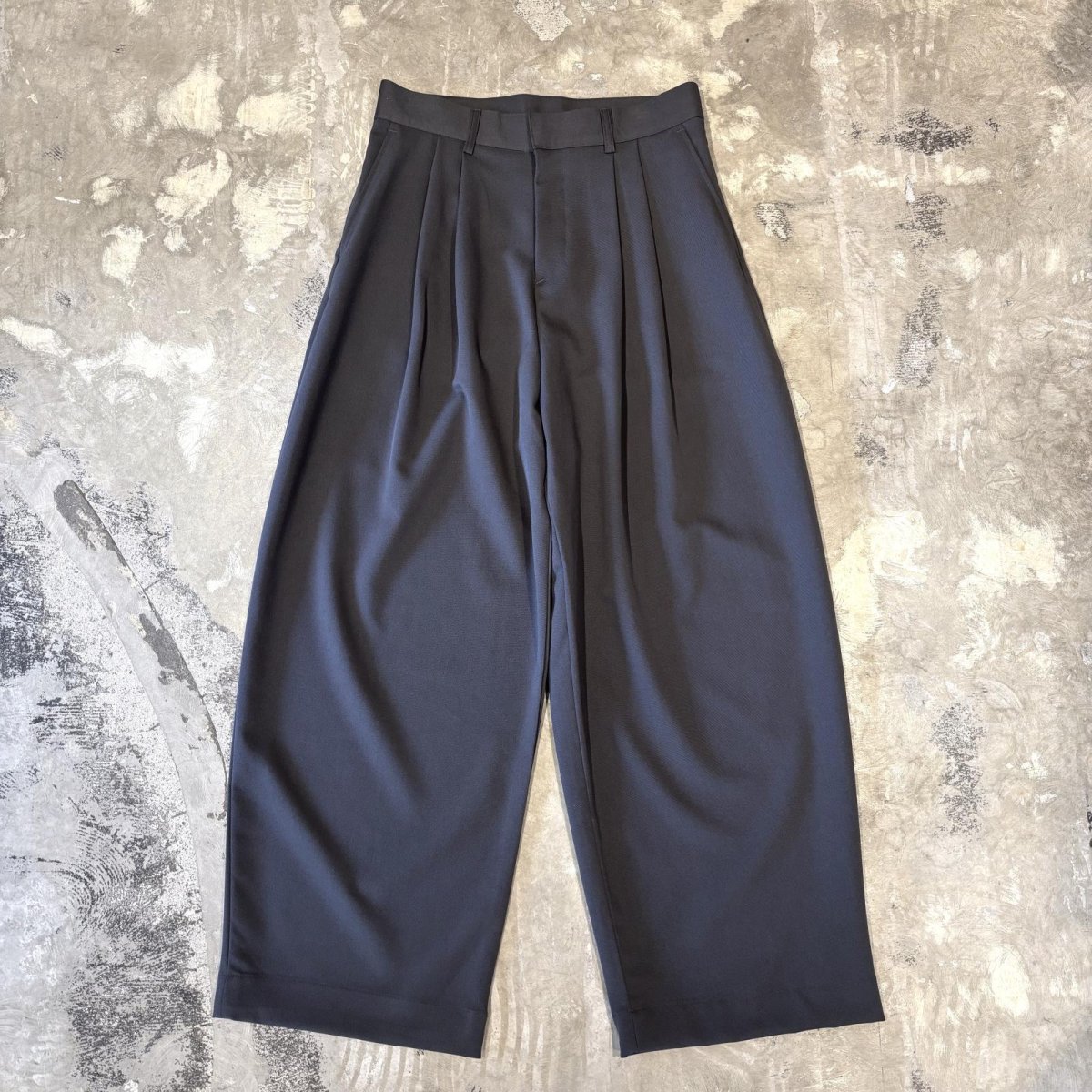 画像1: 【WONDERGROUND】2TUCK WIDE SILHOUETTE SLACKS / GREY / OS (1)