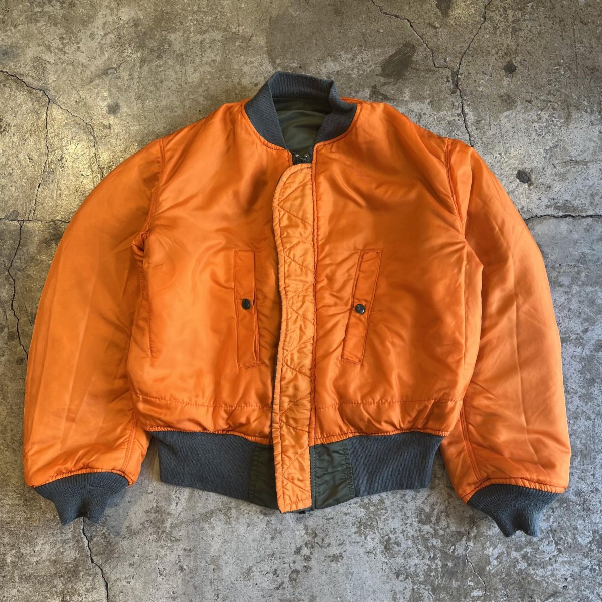 画像3: 【ALPHA】KHAKI COLOR REVERSIBLE DESIGN NYLON MA-1 JACKET / Ladies L M) / MADE IN USA (3)