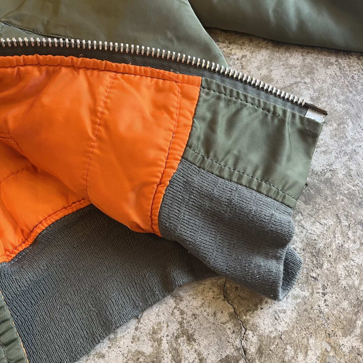 画像6: 【ALPHA】KHAKI COLOR REVERSIBLE DESIGN NYLON MA-1 JACKET / Ladies L M) / MADE IN USA (6)