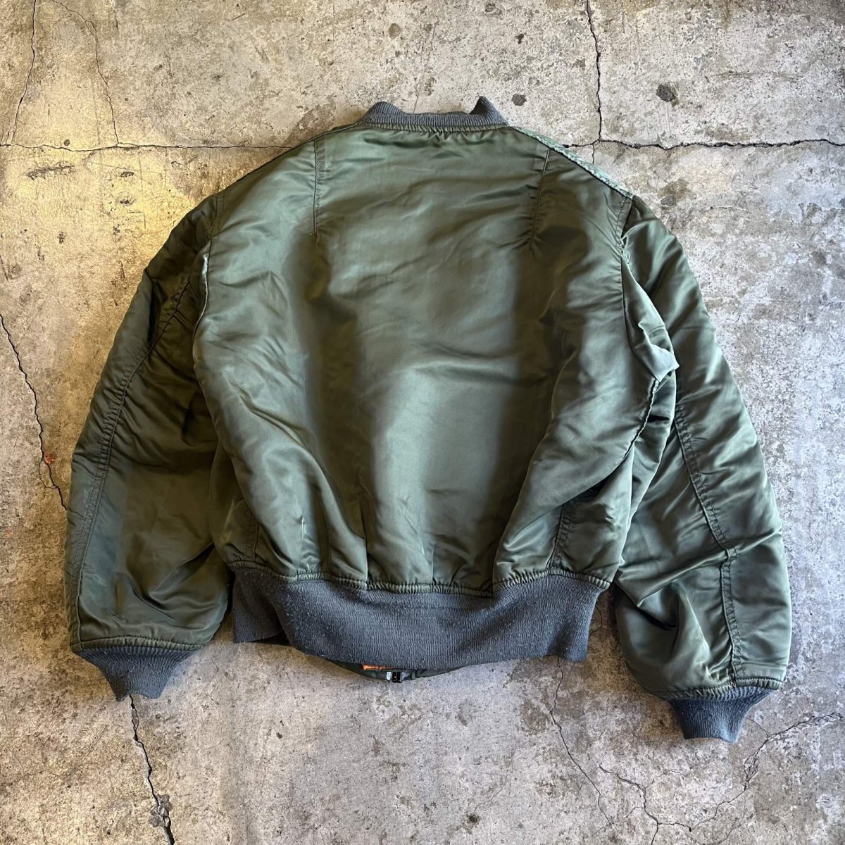 画像2: 【ALPHA】KHAKI COLOR REVERSIBLE DESIGN NYLON MA-1 JACKET / Ladies L M) / MADE IN USA (2)