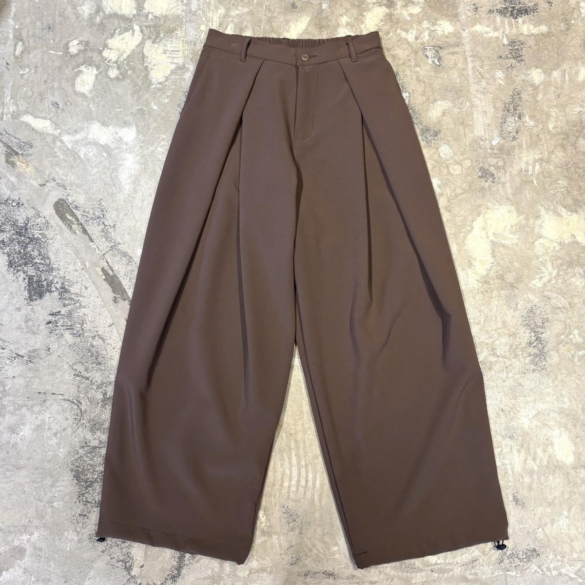 画像1: 【WONDERGROUND】DESIGN TUCK WIDE SILHOUETTE SLACKS / BROWN / OS (1)