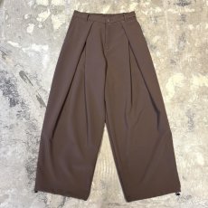 画像1: 【WONDERGROUND】DESIGN TUCK WIDE SILHOUETTE SLACKS / BROWN / OS (1)