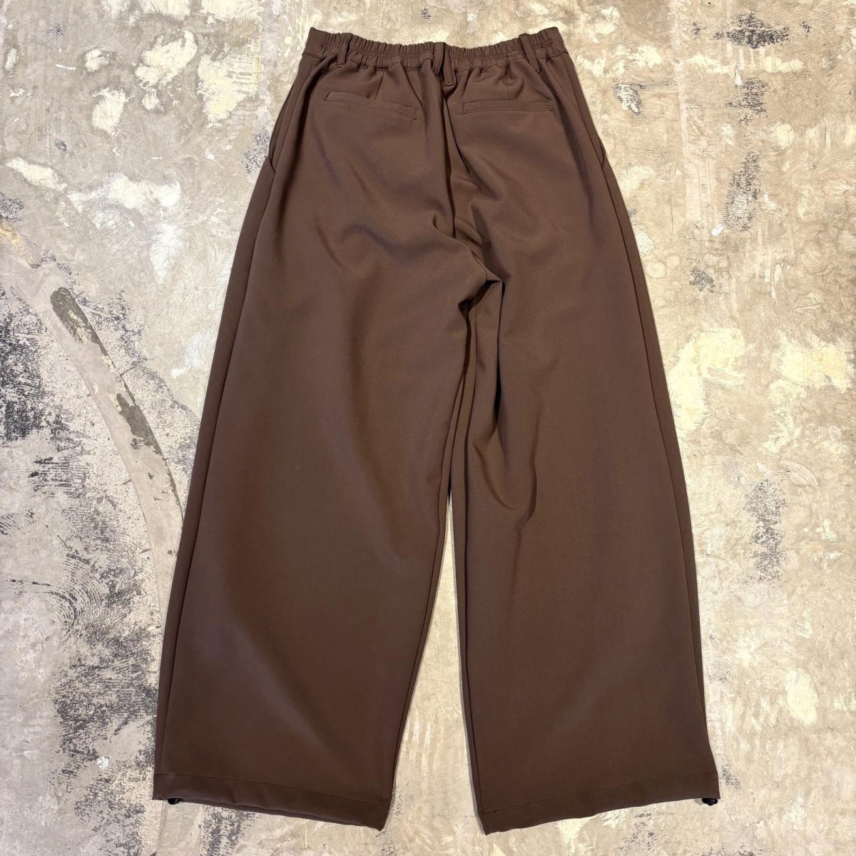 画像2: 【WONDERGROUND】DESIGN TUCK WIDE SILHOUETTE SLACKS / BROWN / OS (2)