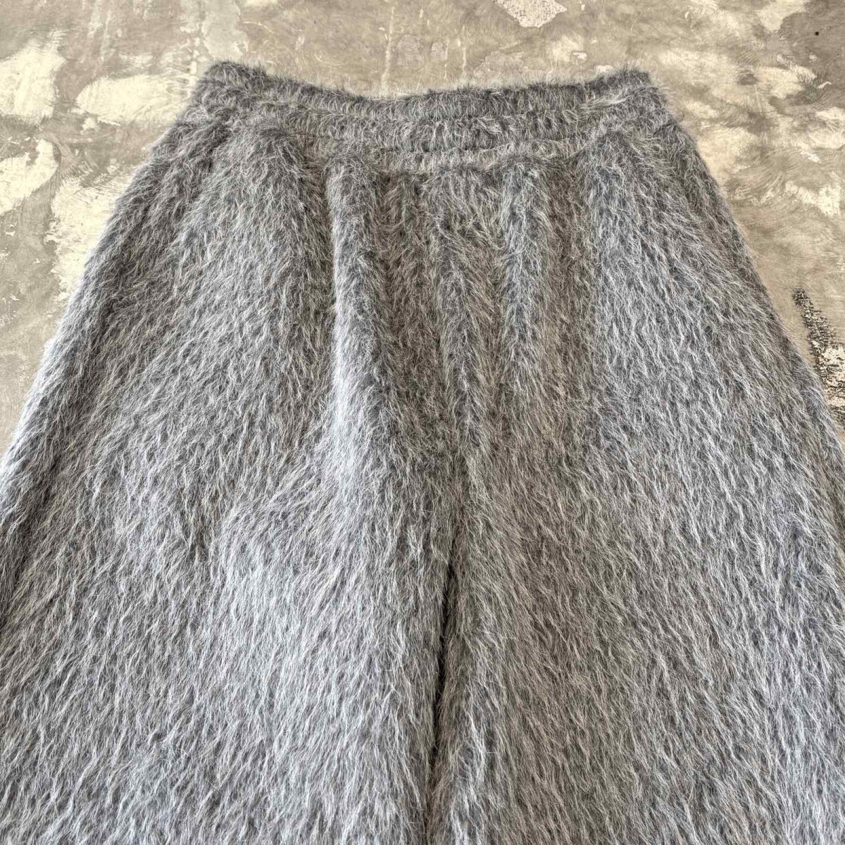 画像10: COLOR FAUX FUR WIDE SILHOUETTE PANTS / GREY / W29~ (10)