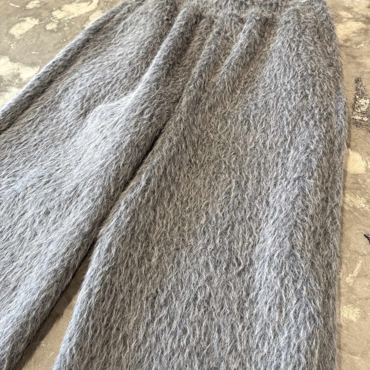 画像4: COLOR FAUX FUR WIDE SILHOUETTE PANTS / GREY / W29~ (4)