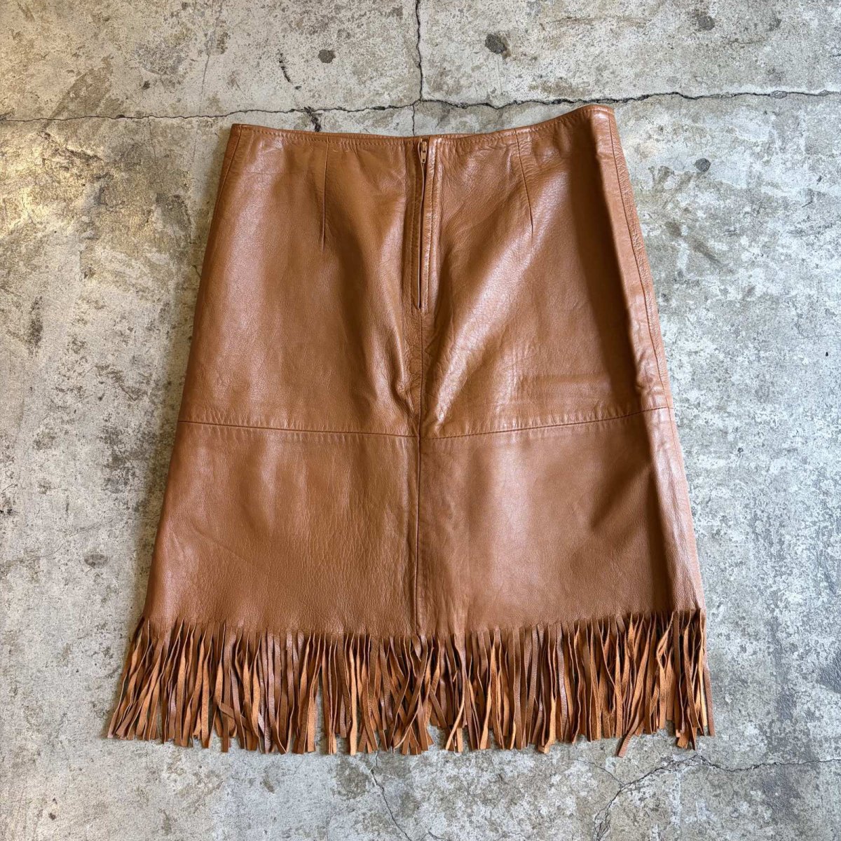 画像2: BROWN COLOR DESIGN FRINGE LEATHER SKIRT / W30 / MADE IN ITALY (2)