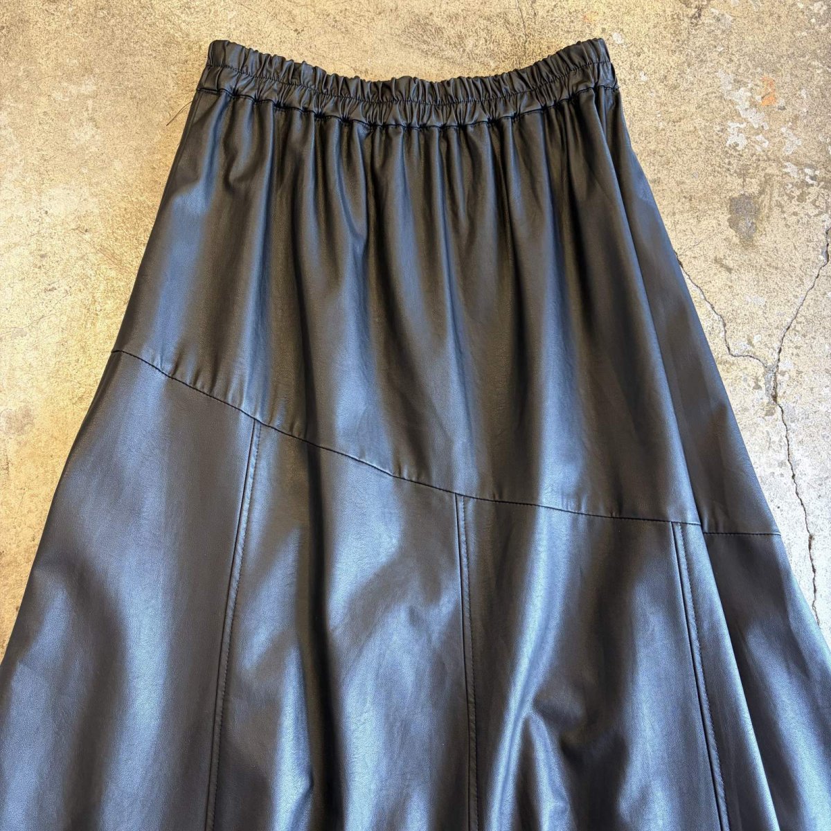 画像4: BLACK COLOR FAUX LEATHER FLARE DESIGN SKIRT / W24~W35 (4)