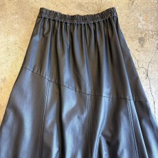 画像4: BLACK COLOR FAUX LEATHER FLARE DESIGN SKIRT / W24~W35 (4)
