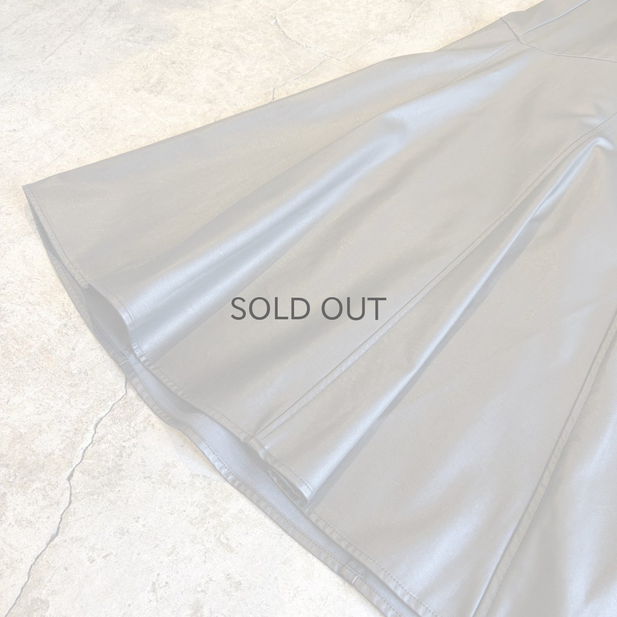 画像9: BLACK COLOR FAUX LEATHER FLARE DESIGN SKIRT / W24~W35 (9)