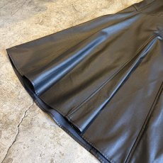 画像9: BLACK COLOR FAUX LEATHER FLARE DESIGN SKIRT / W24~W35 (9)