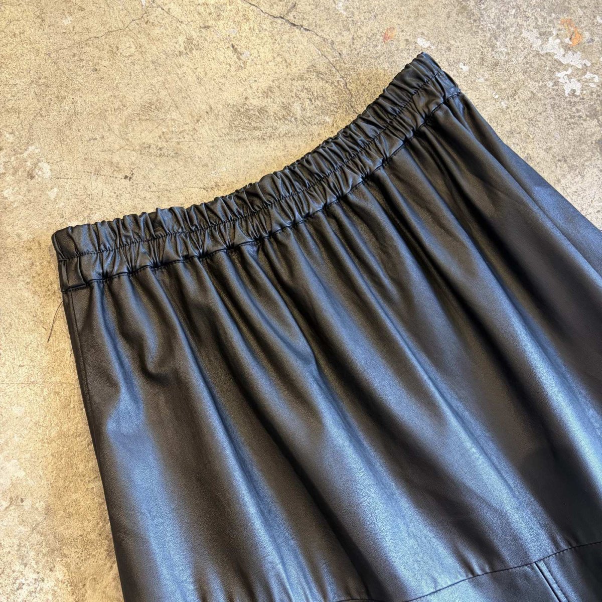 画像3: BLACK COLOR FAUX LEATHER FLARE DESIGN SKIRT / W24~W35 (3)