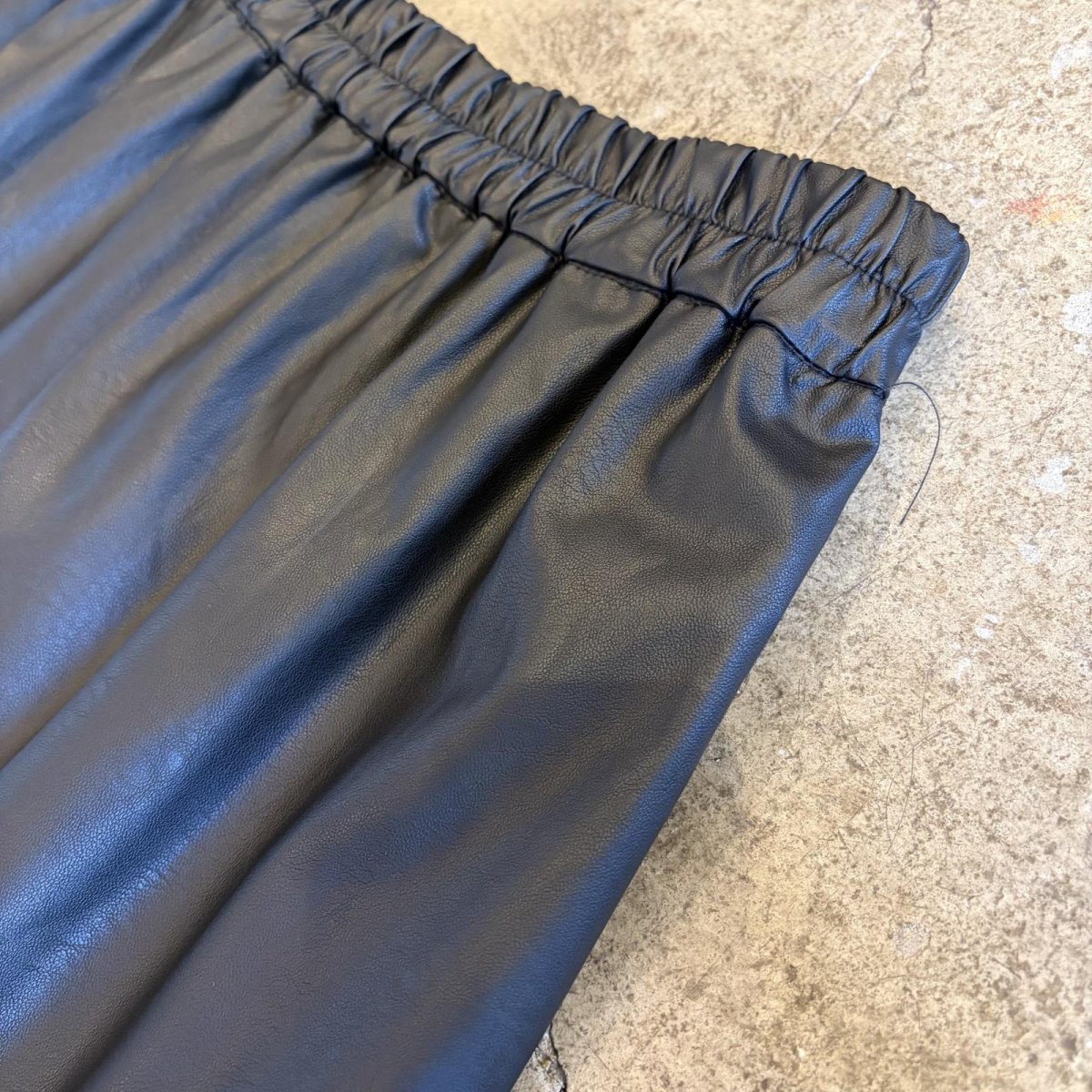 画像8: BLACK COLOR FAUX LEATHER FLARE DESIGN SKIRT / W24~W35 (8)