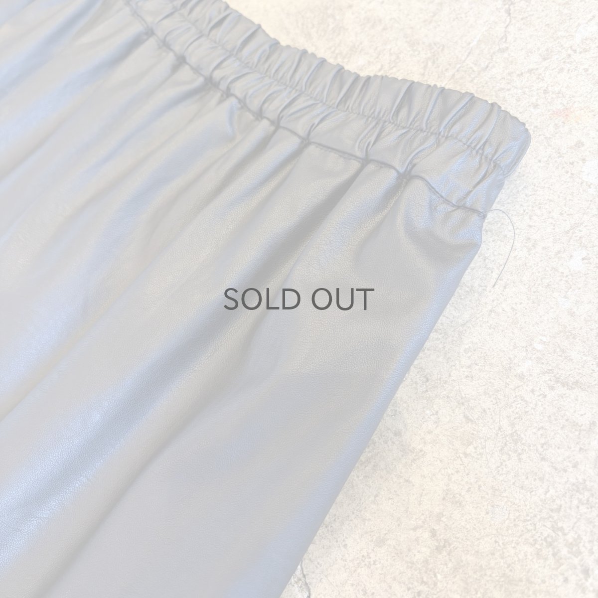 画像8: BLACK COLOR FAUX LEATHER FLARE DESIGN SKIRT / W24~W35 (8)