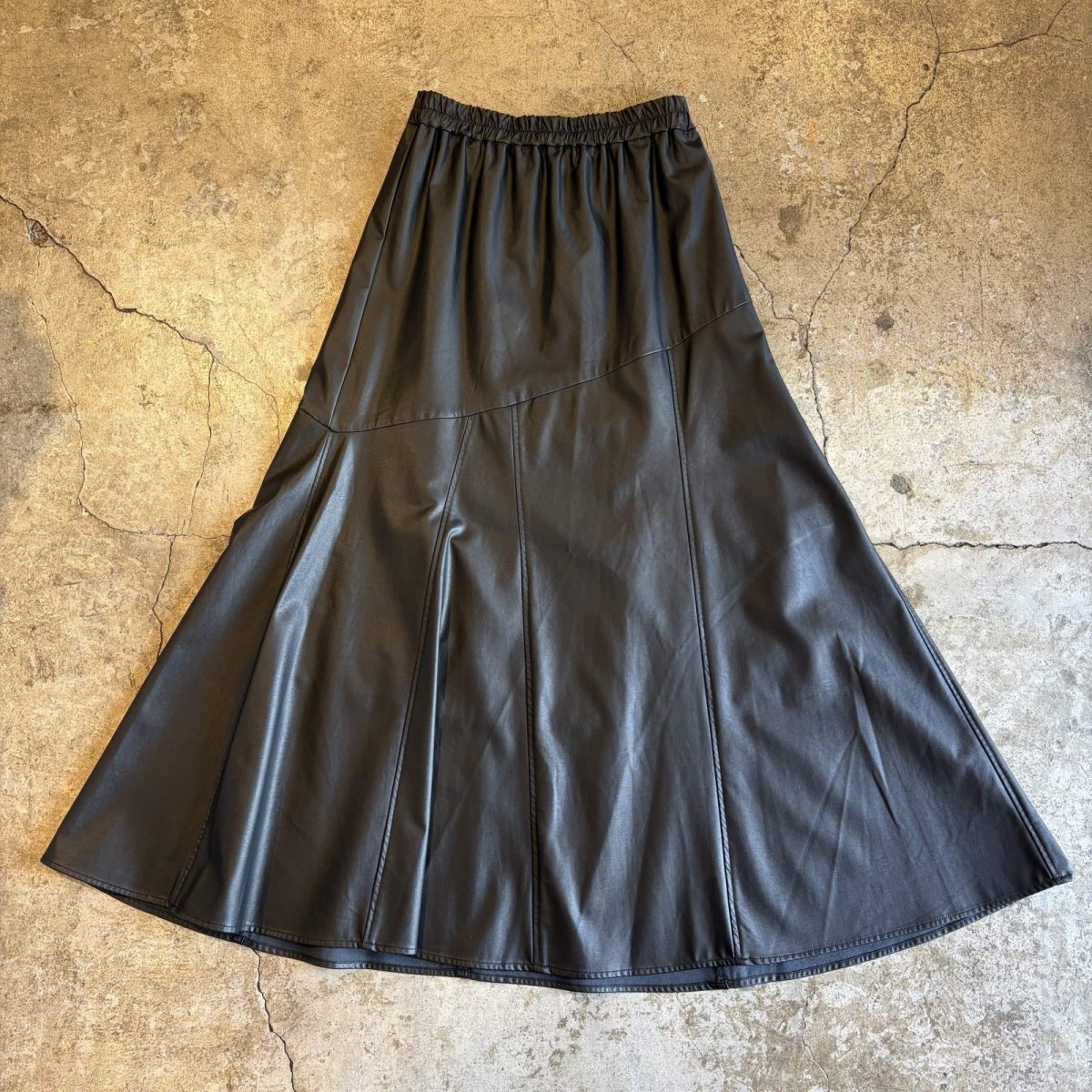 画像2: BLACK COLOR FAUX LEATHER FLARE DESIGN SKIRT / W24~W35 (2)