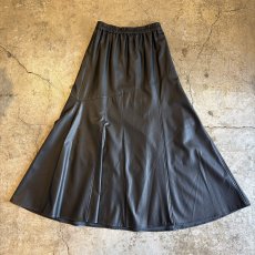 画像2: BLACK COLOR FAUX LEATHER FLARE DESIGN SKIRT / W24~W35 (2)