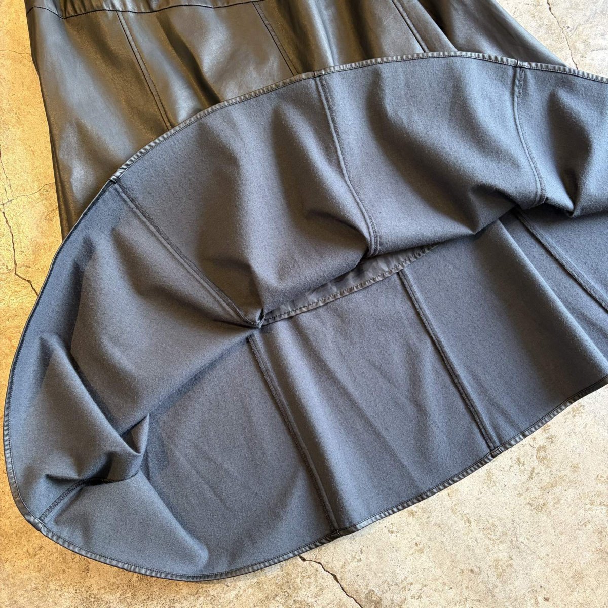 画像6: BLACK COLOR FAUX LEATHER FLARE DESIGN SKIRT / W24~W35 (6)