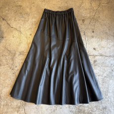 画像1: BLACK COLOR FAUX LEATHER FLARE DESIGN SKIRT / W24~W35 (1)