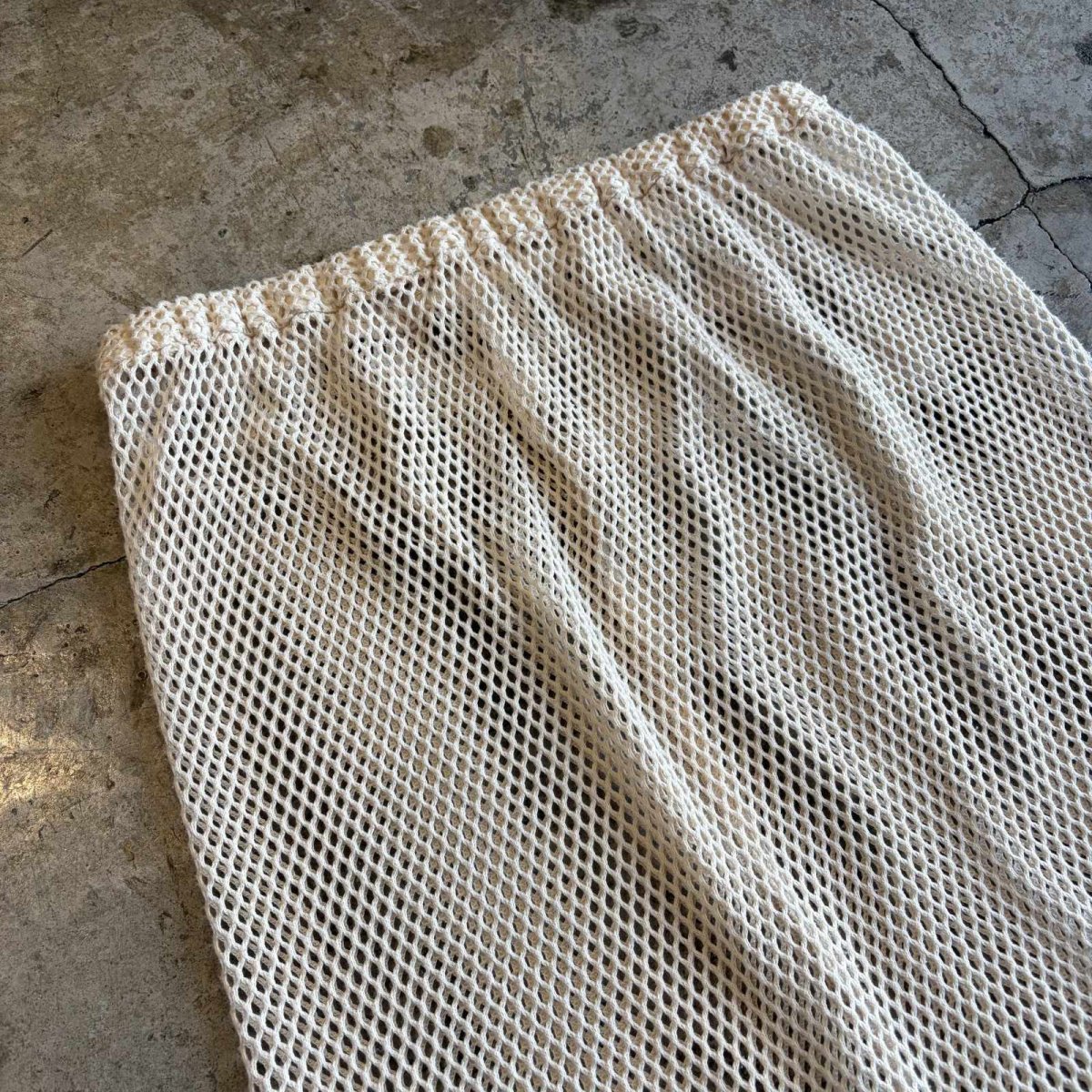 画像3: IVORY COLOR MESH DESIGN BACK SLIT LONG SKIRT / W26~W39 (3)