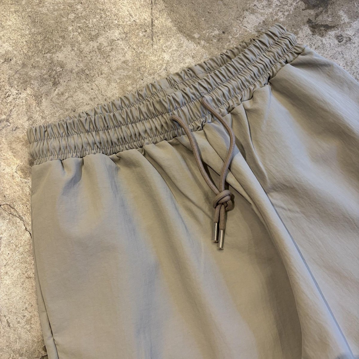 画像3: 【WONDERGROUND】WAVE NOTCH PATTERN NYLON PANTS / GRAY / OS (3)