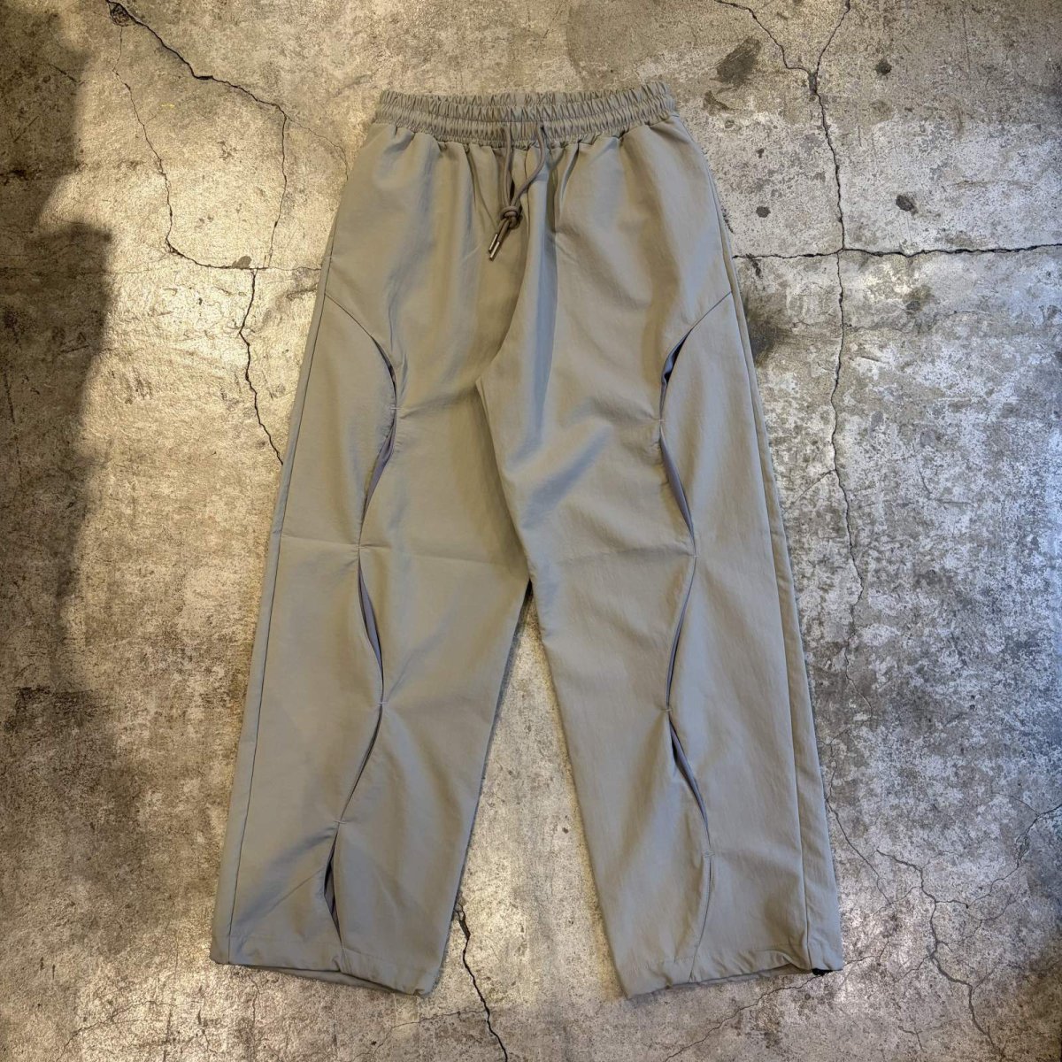 画像1: 【WONDERGROUND】WAVE NOTCH PATTERN NYLON PANTS / GRAY / OS (1)
