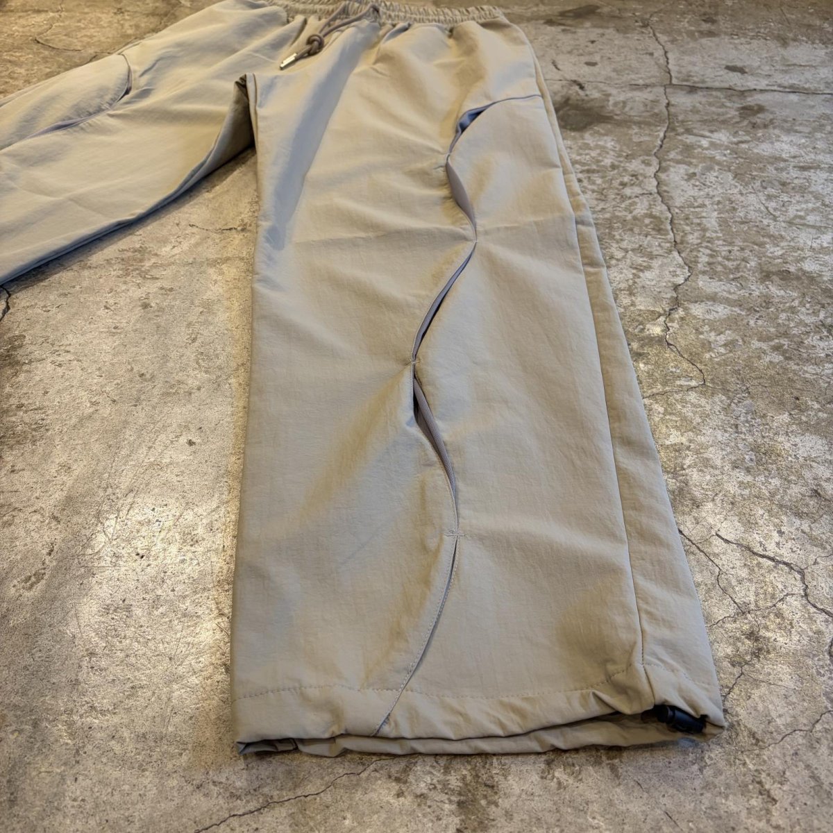 画像4: 【WONDERGROUND】WAVE NOTCH PATTERN NYLON PANTS / GRAY / OS (4)