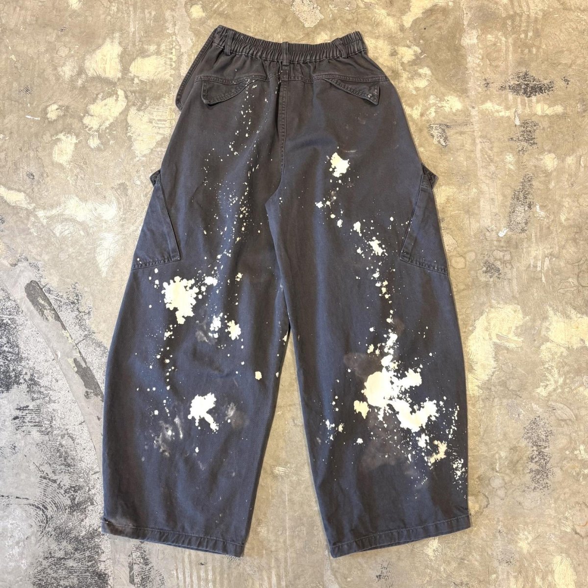 画像2: 【WONDERGROUND】BALLOON SILHOUETTE BLEACHED CARGO PANTS / OS (2)