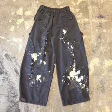 画像2: 【WONDERGROUND】BALLOON SILHOUETTE BLEACHED CARGO PANTS / OS (2)
