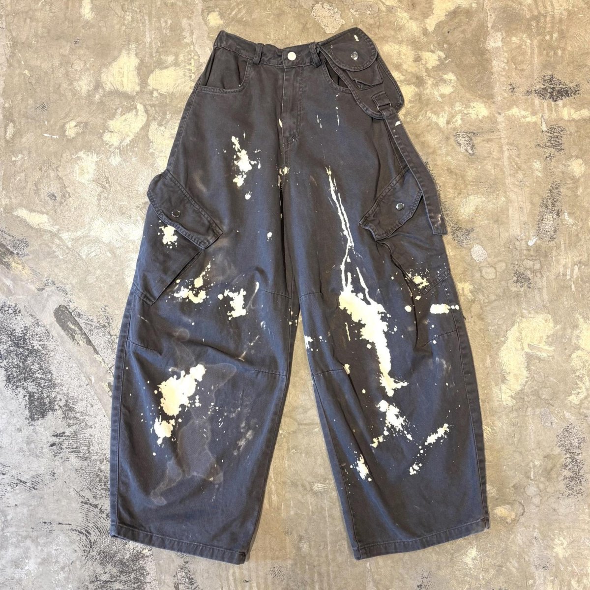 画像1: 【WONDERGROUND】BALLOON SILHOUETTE BLEACHED CARGO PANTS / OS (1)