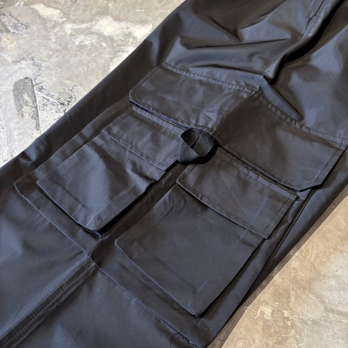 画像10: 【WONDERGROUND】MULTI CARGO POCKET WIDE NYLON PANTS / BLACK / OS (10)